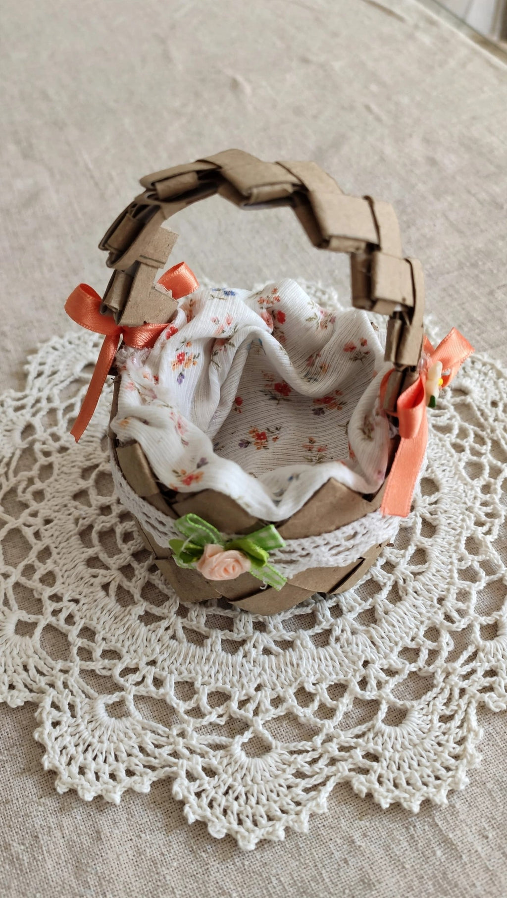 Cesta artesanal reciclada con flores