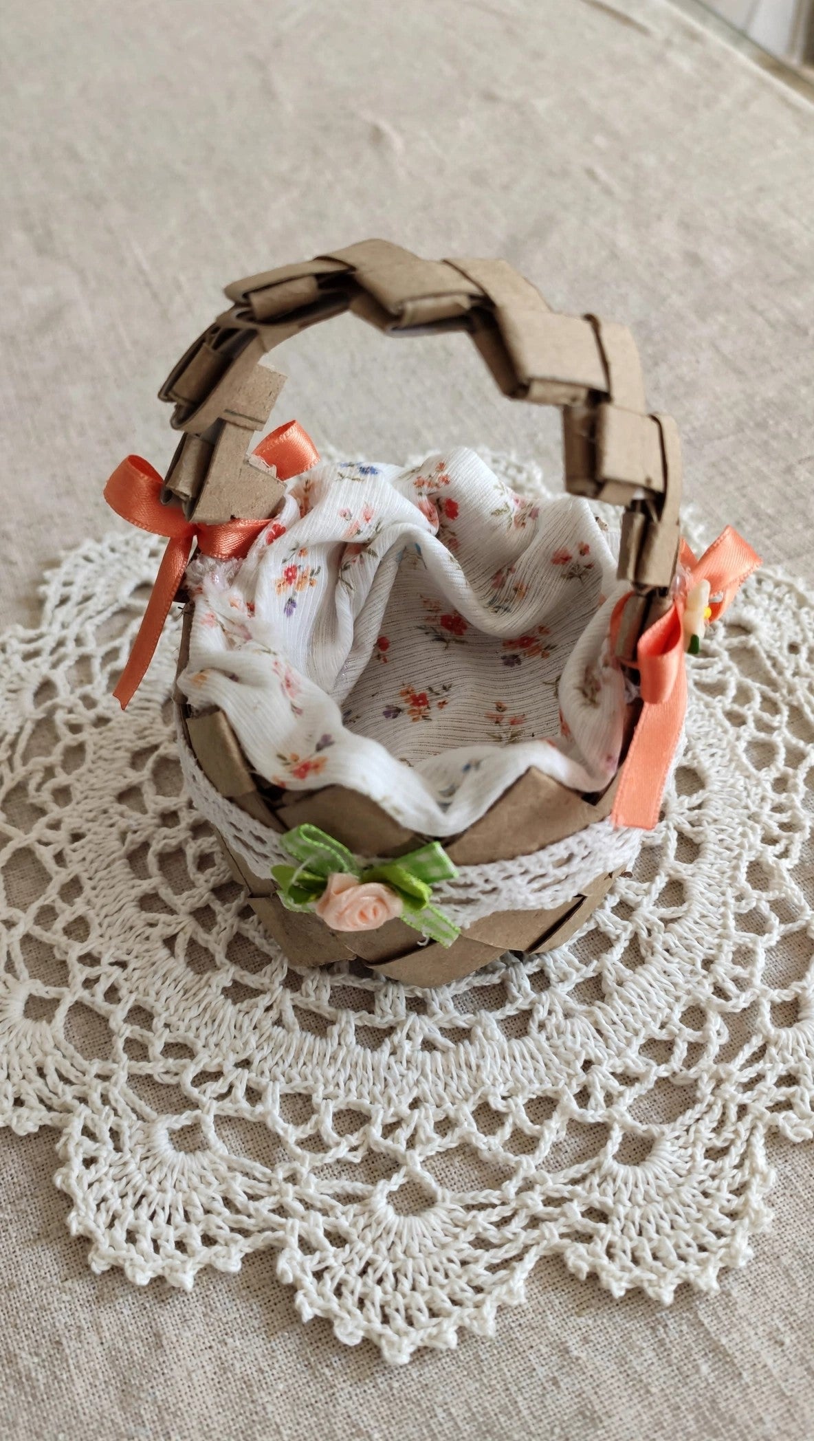 Cesta artesanal reciclada con flores
