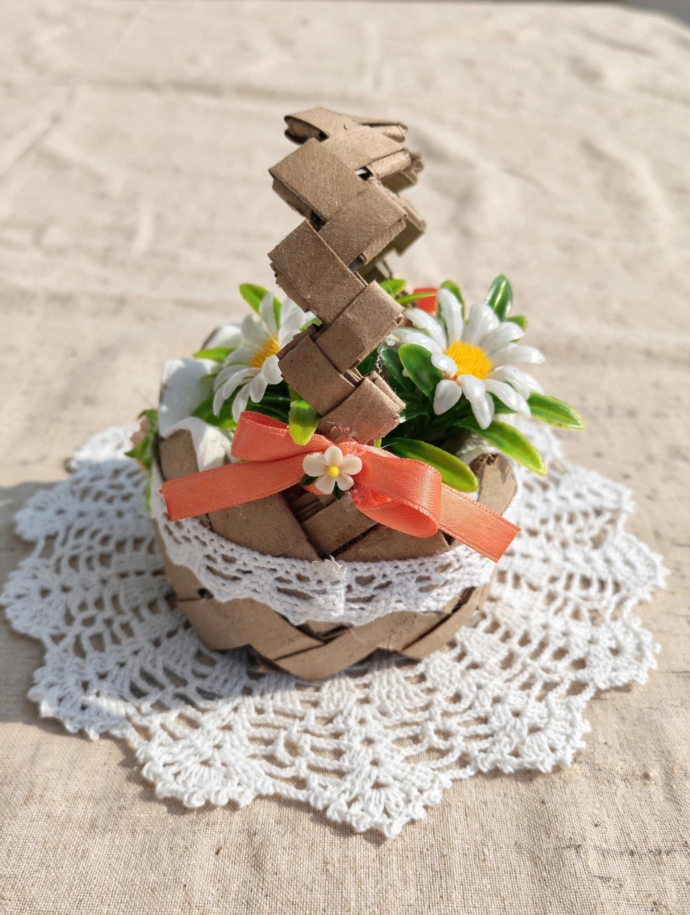 Cesta artesanal reciclada con flores