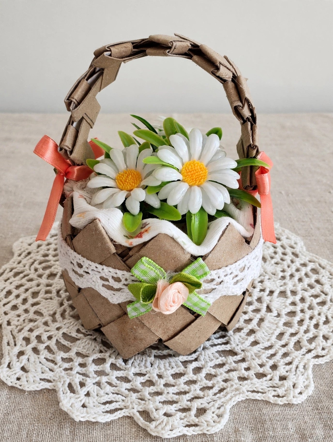 Cesta artesanal reciclada con flores