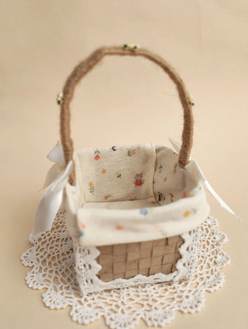 Cesta cuadrada artesanal con motivos florales