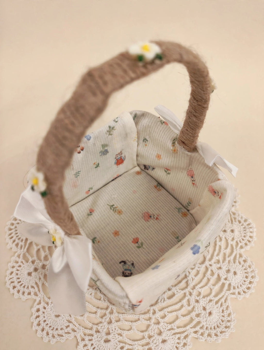 Cesta cuadrada artesanal con motivos florales