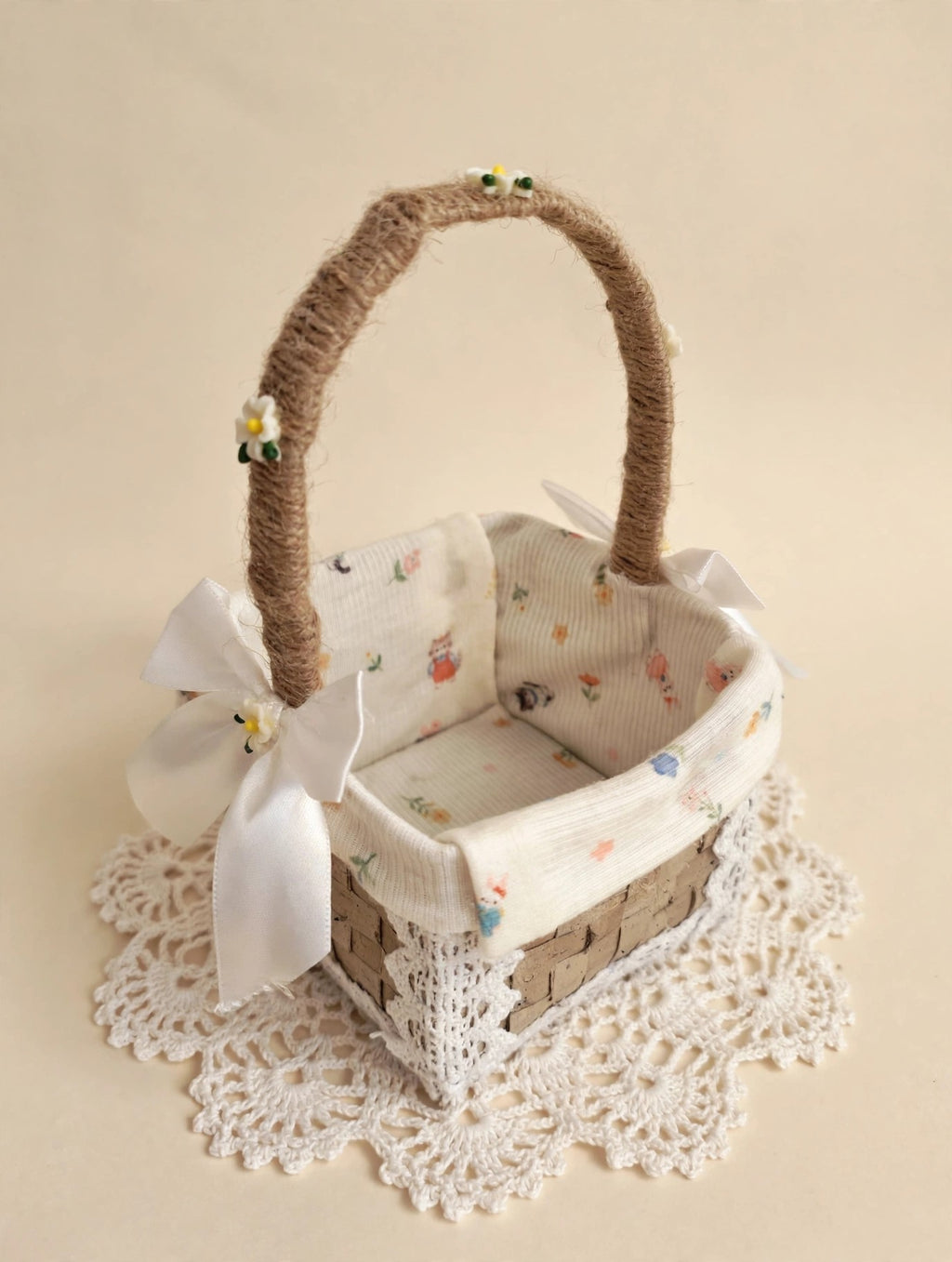 Cesta cuadrada artesanal con motivos florales