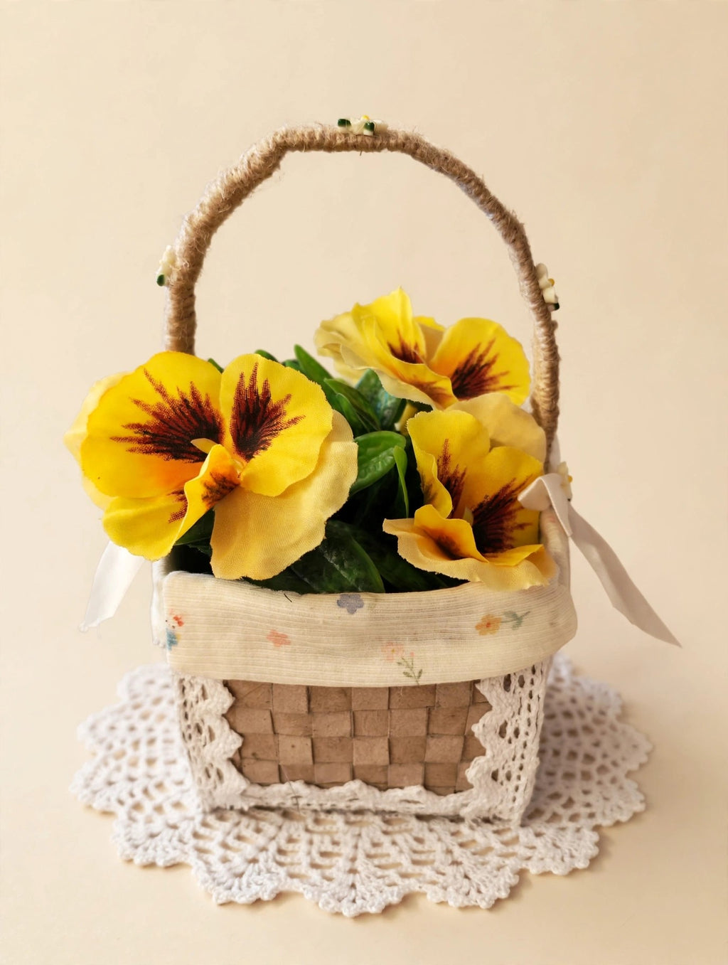 Cesta cuadrada artesanal con motivos florales