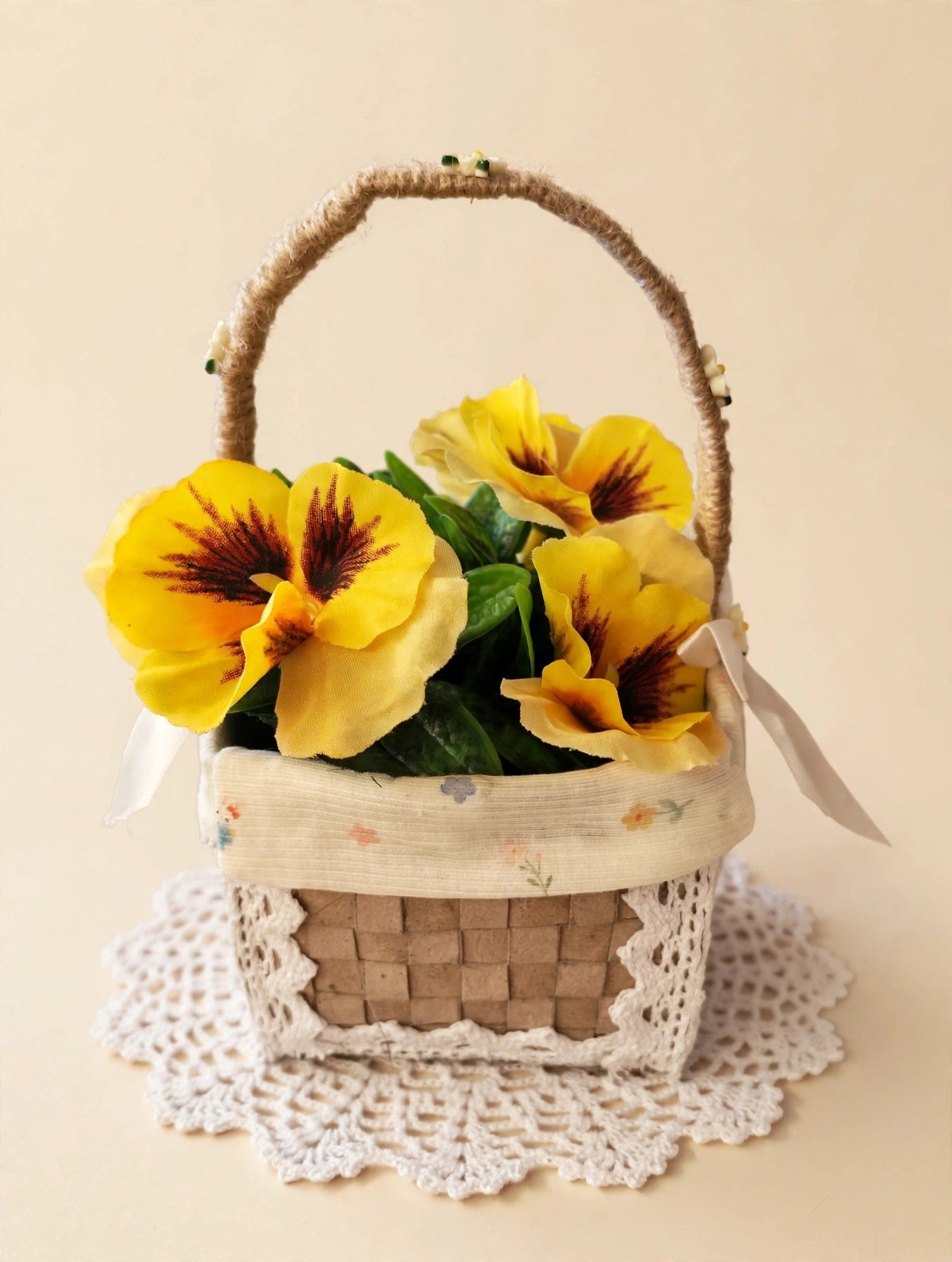 Cesta cuadrada artesanal con motivos florales