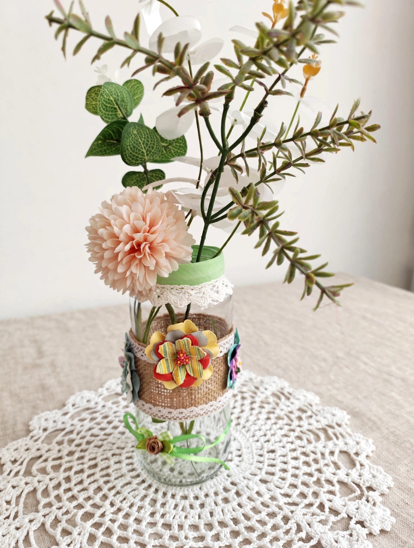 Jarrones artesanales reciclados con flores