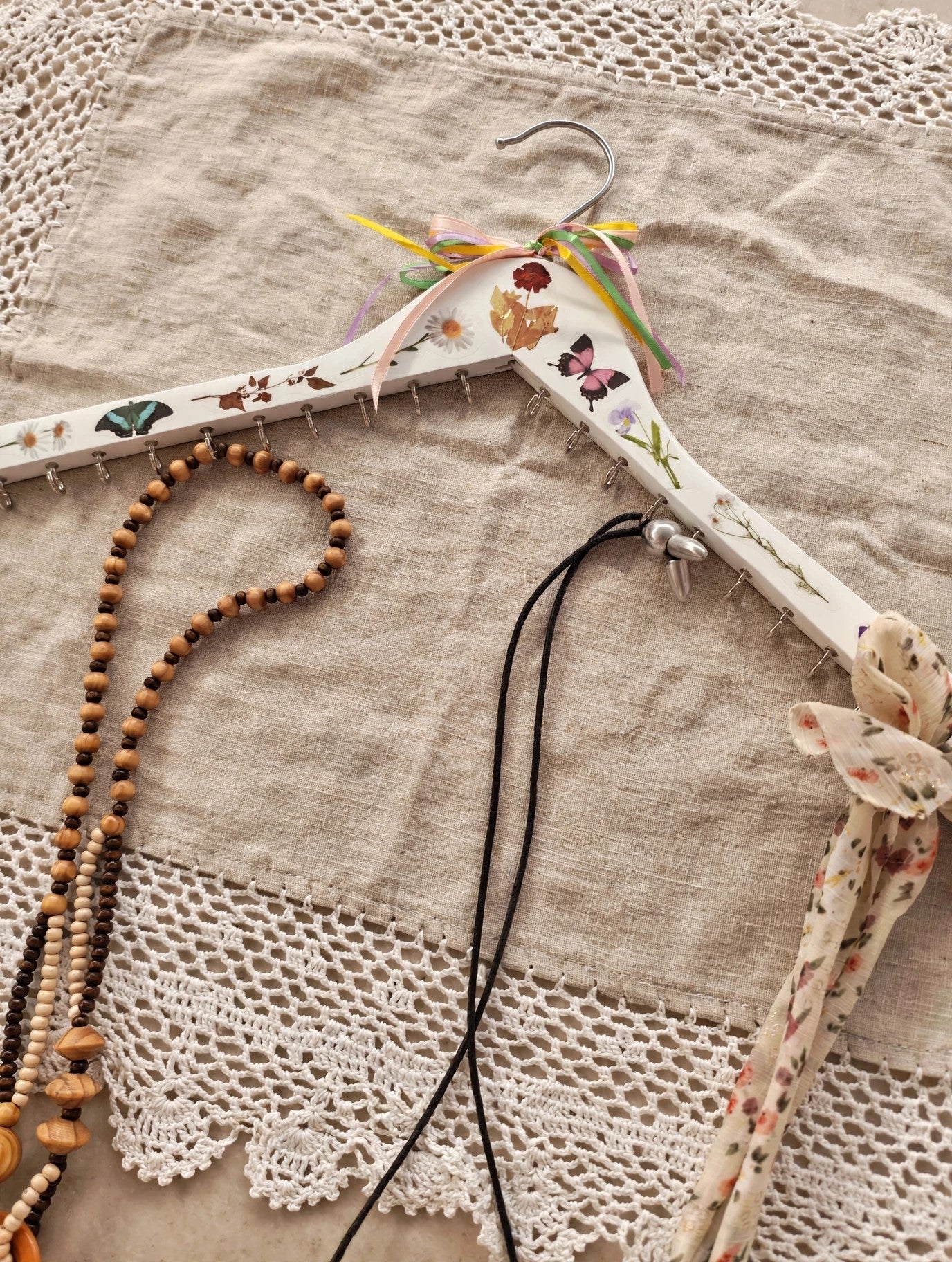 Perchas vintage decoradas a mano
