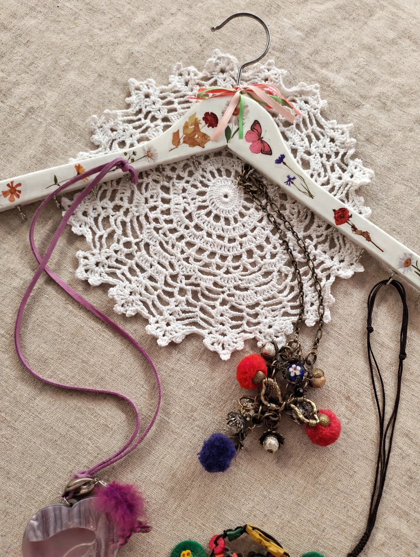 Perchas vintage decoradas a mano