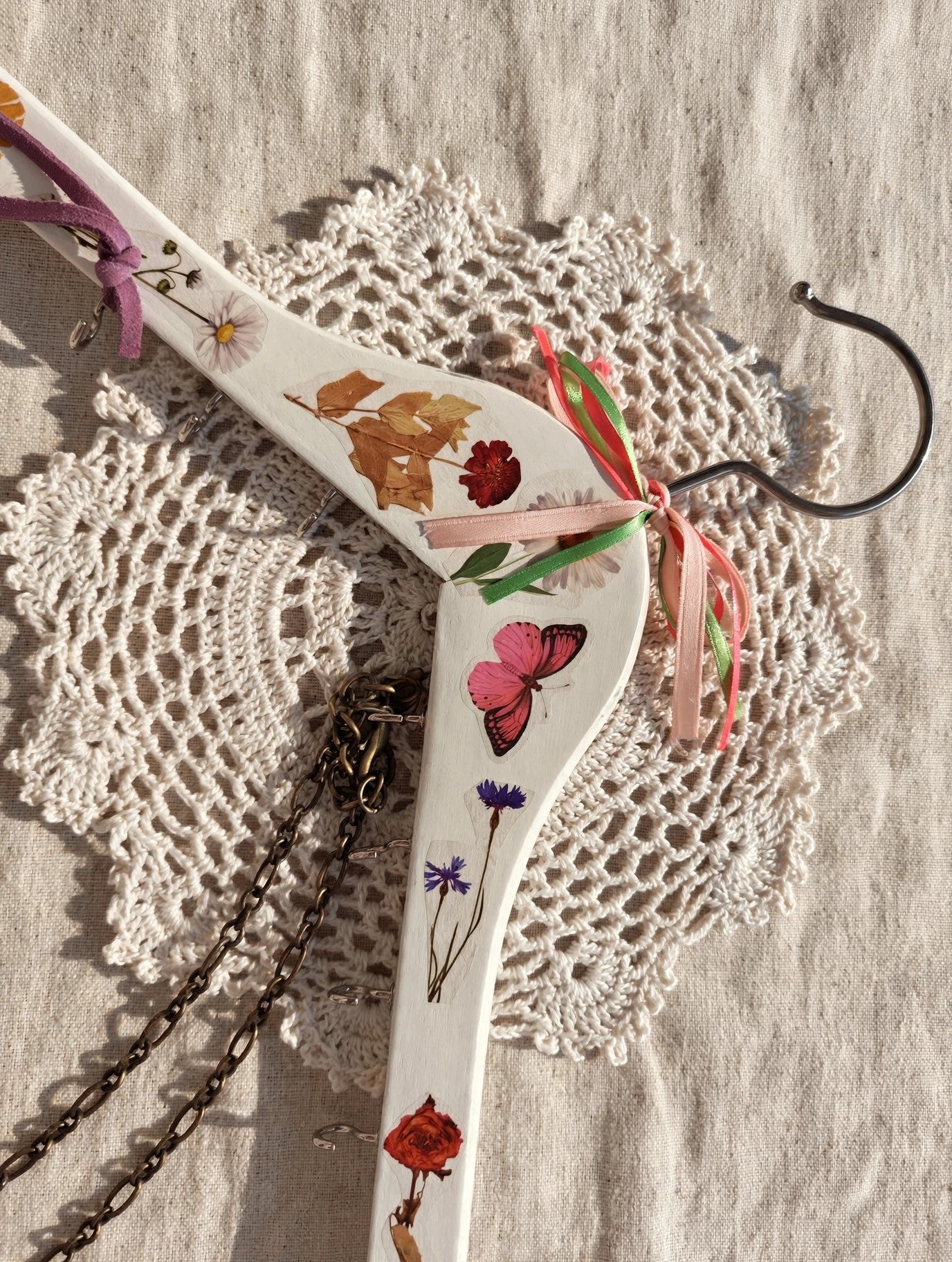 Perchas vintage decoradas a mano