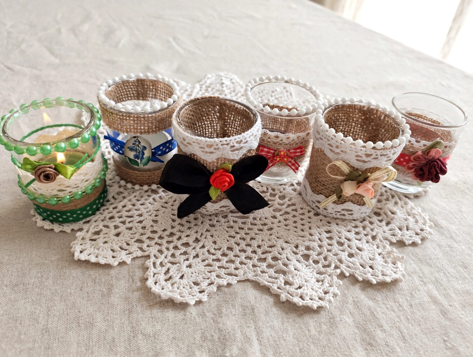 Vasitos vintage decorados con velas aromáticas